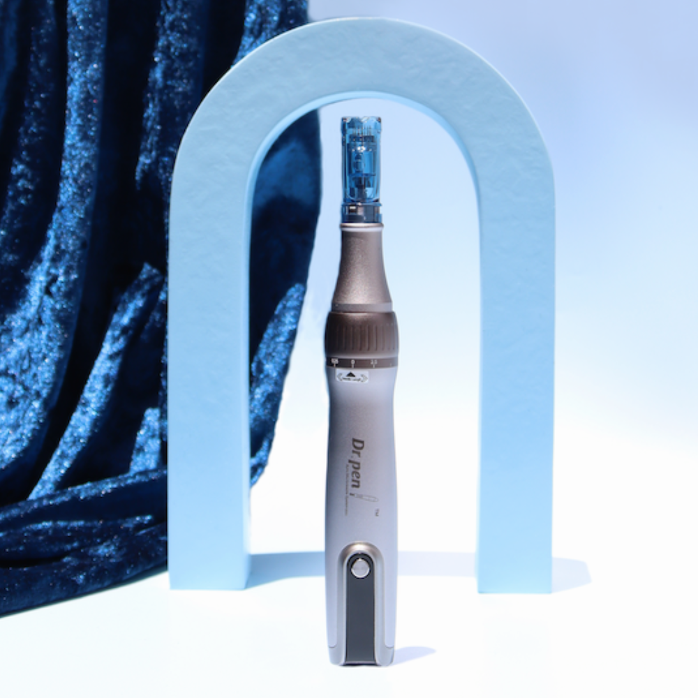Single silver-gray microneedling pen standing upright with transparent blue cartridge, button and 'Dr.pen' logo.